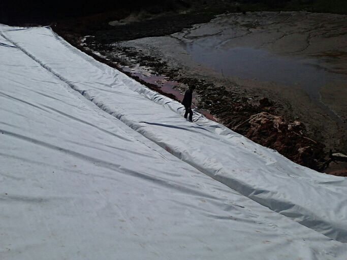 壩坡防浪護(hù)坡土工膜施工過程 土工膜價格貴嗎？